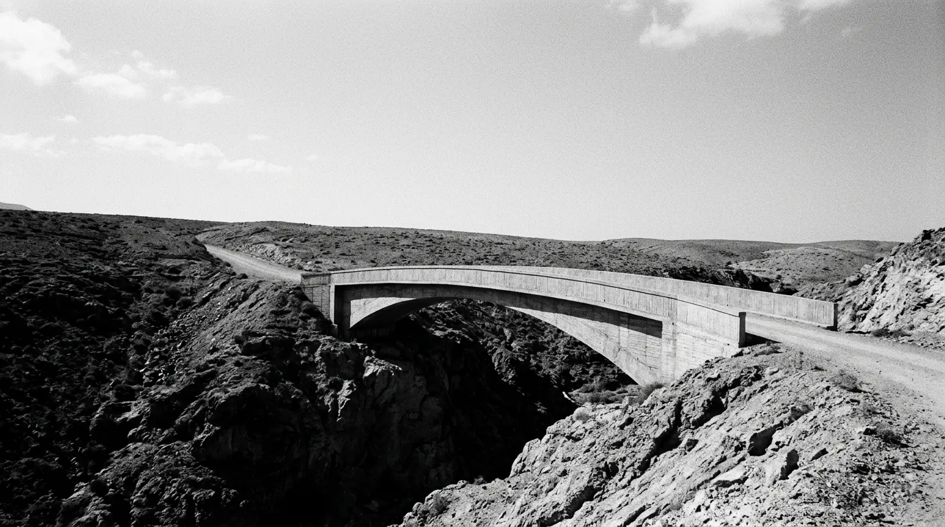 Ravine à sec et pont courbe
